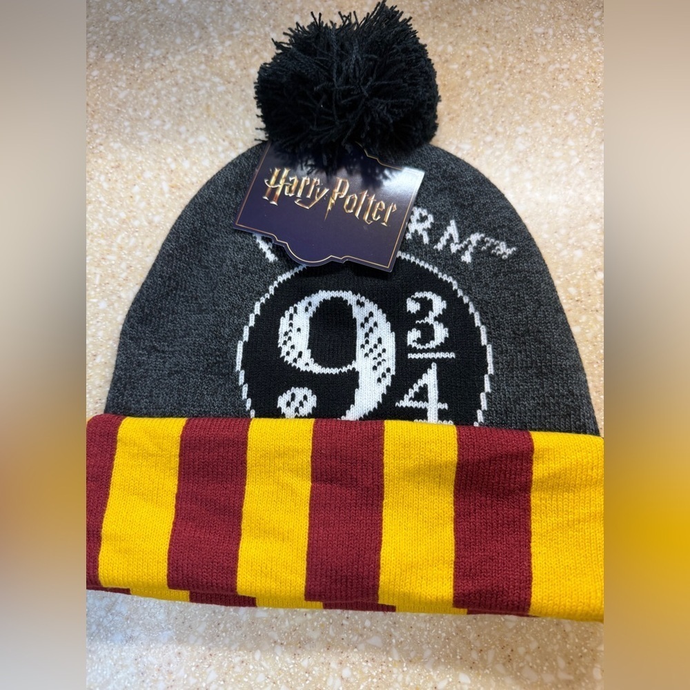 Harry Potter Platform 9 3/4 Beanie Gryffindor Brand New
